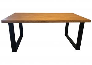 Stół z prostokątnymi nogami